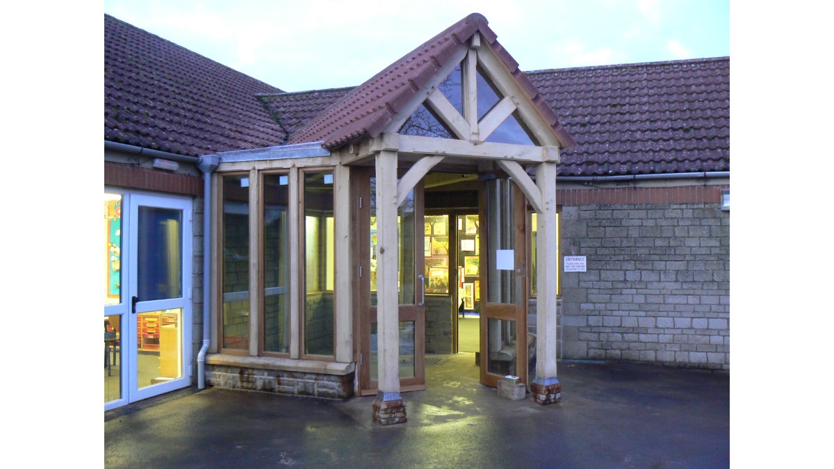 Enclosed school entrance - Lea